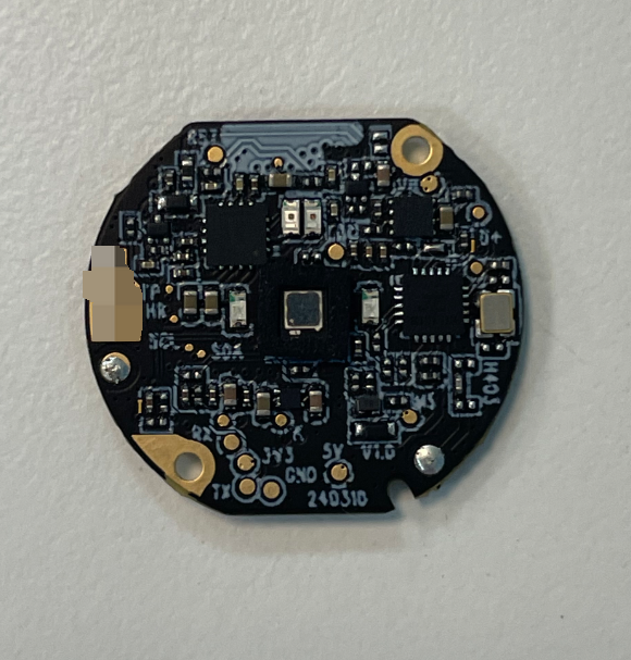 圆形 PCBA 近景，展示元器件与金色安装孔。