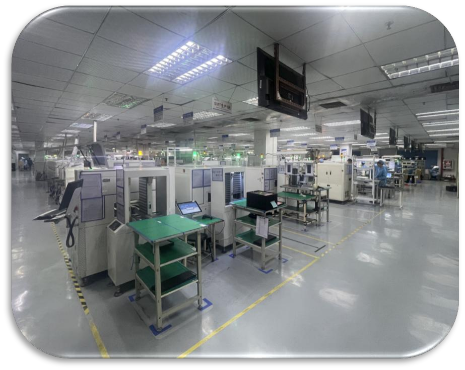 SMT 生产环境参考图，展示厂房通道旁的装配设备。